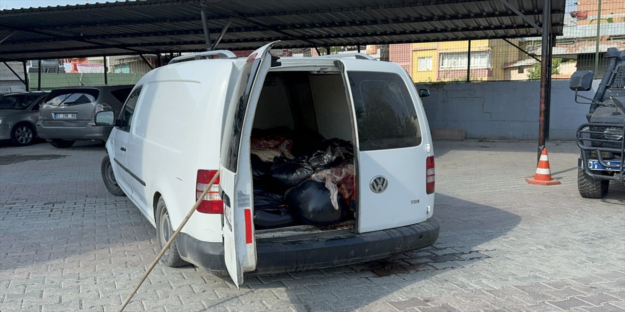 Adana'nın merkez Yüreğir ilçesinde, 1,5 ton tek tırnaklı hayvan eti ele geçirilen hafif ticari aracın sürücüsü gözaltına alındı.