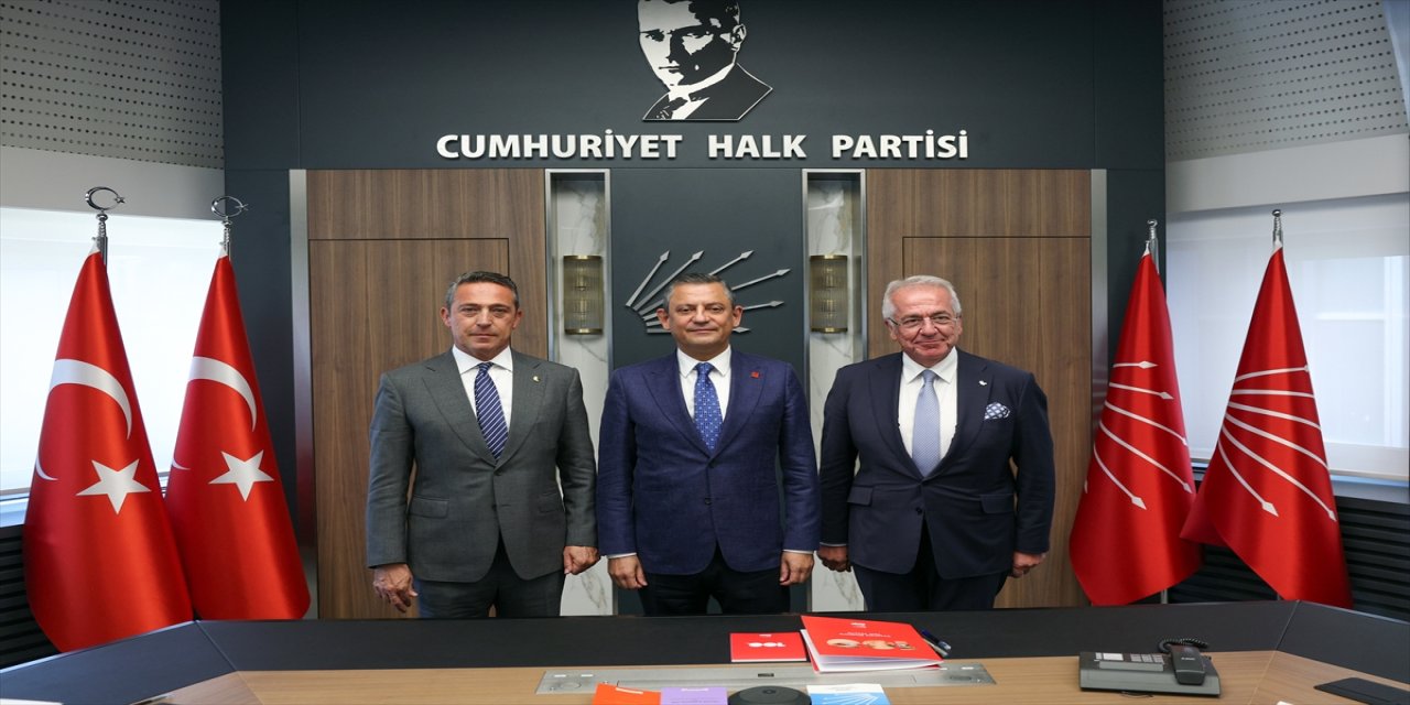 Özgür Özel, Fenerbahçe Spor Kulübü Başkanı Ali Koç ve Yönetim Kurulu Üyeleri ile CHP Genel Merkezi'nde bir araya geldi.