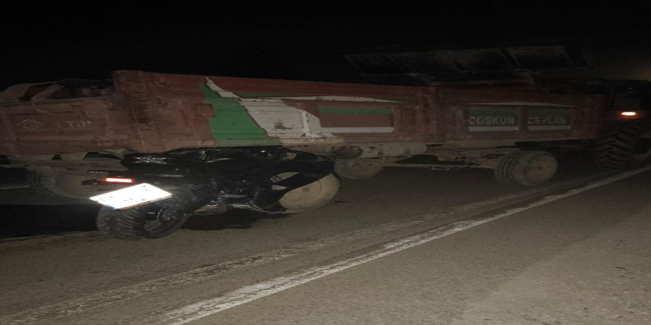 Afyonkarahisar'ın Evciler ilçesinde motosikletin traktöre çarpması sonucu 2 kişi yaşamını yitirdi.
