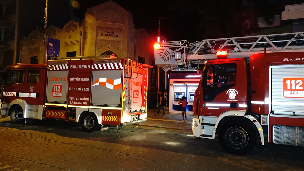 Balıkesir'in Edremit ilçesindeki iş yerinin deposunda çıkan yangın söndürüldü
