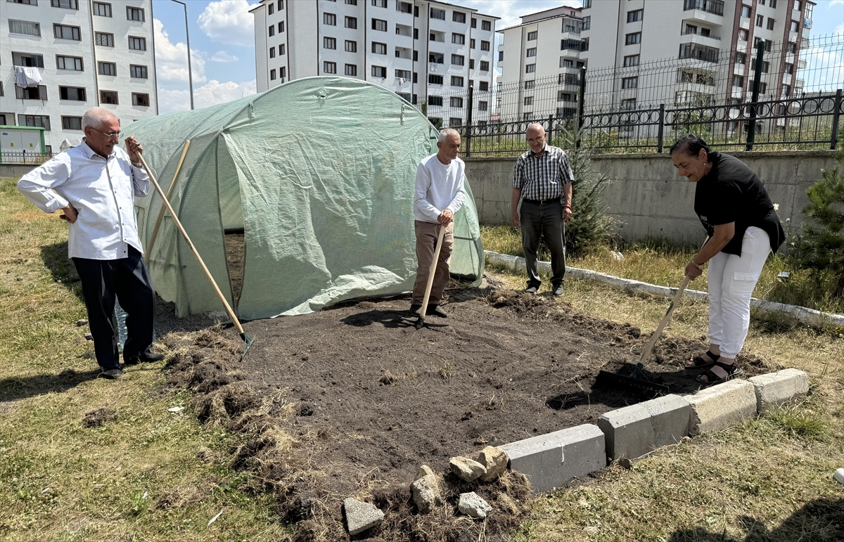 Huzurevi sakinleri doğayla bağ kurarak hayata daha güçlü bağlanıyor