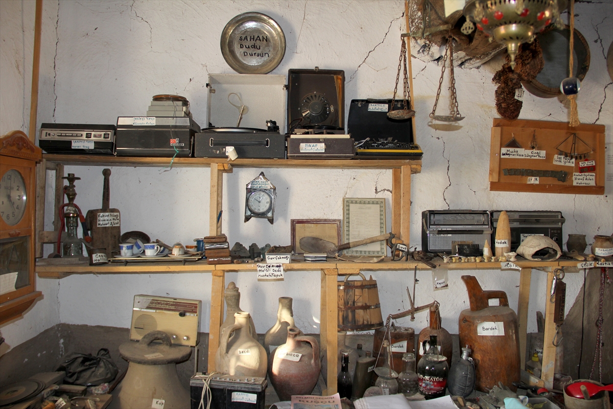 Kayseri'de  21 yıl önce su altında kalan köyden toplanan eşyalar görenleri hüzünlendiriyor