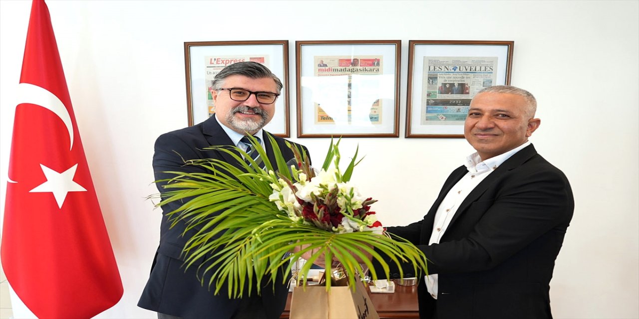 Madagaskar'da gözaltına alınan ve 56 saat tutulan Gönüllü Vesileler Derneği Başkanı Ahmet Temel serbest bırakıldı.