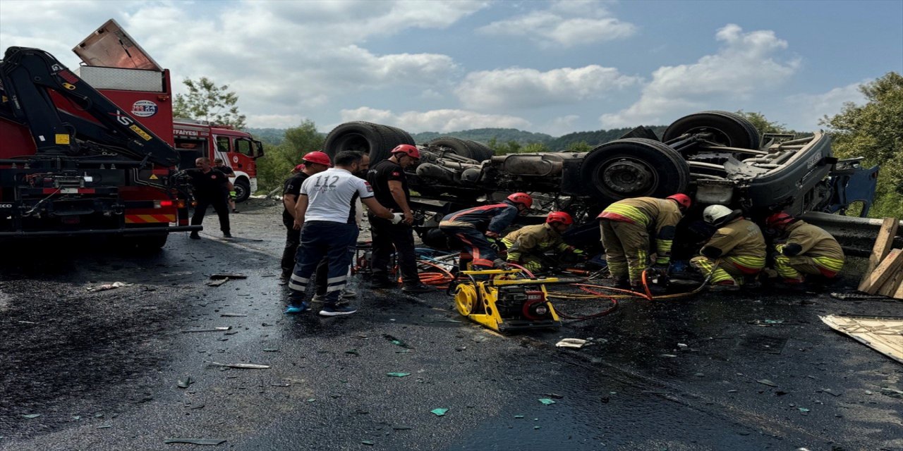 D-100 kara yolunun Düzce kesiminde tır ile otomobilin çarpışması sonucu 2 kişi hayatını kaybetti, 2 kişi yaralandı.