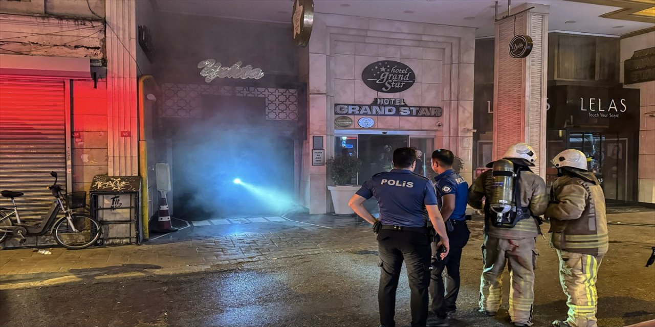 Beyoğlu'nda, 9 katlı bir otelde çıkan yangına itfaiye ekipleri müdahale ediyor.