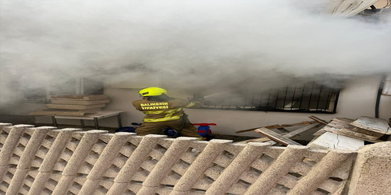 Balıkesir'in Bandırma ilçesinde, apartmanın giriş katındaki dairede çıkan yangın söndürüldü.