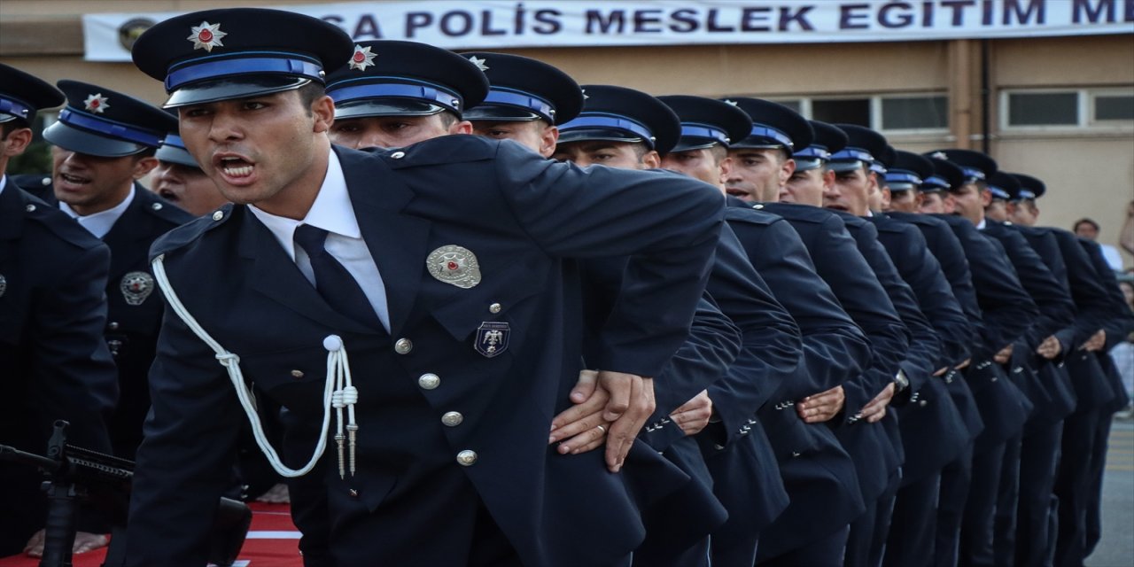 Bursa Polis Meslek Eğitim Merkezi'nde (POMEM) eğitimlerini tamamlayan 206 polis adayı, törenle mezun oldu.