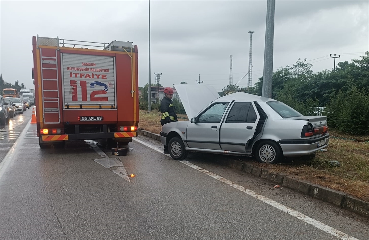 Terme’de otomobil aydınlatma direğine çarptı, 1 kişi öldü, 2 kişi yaralandı