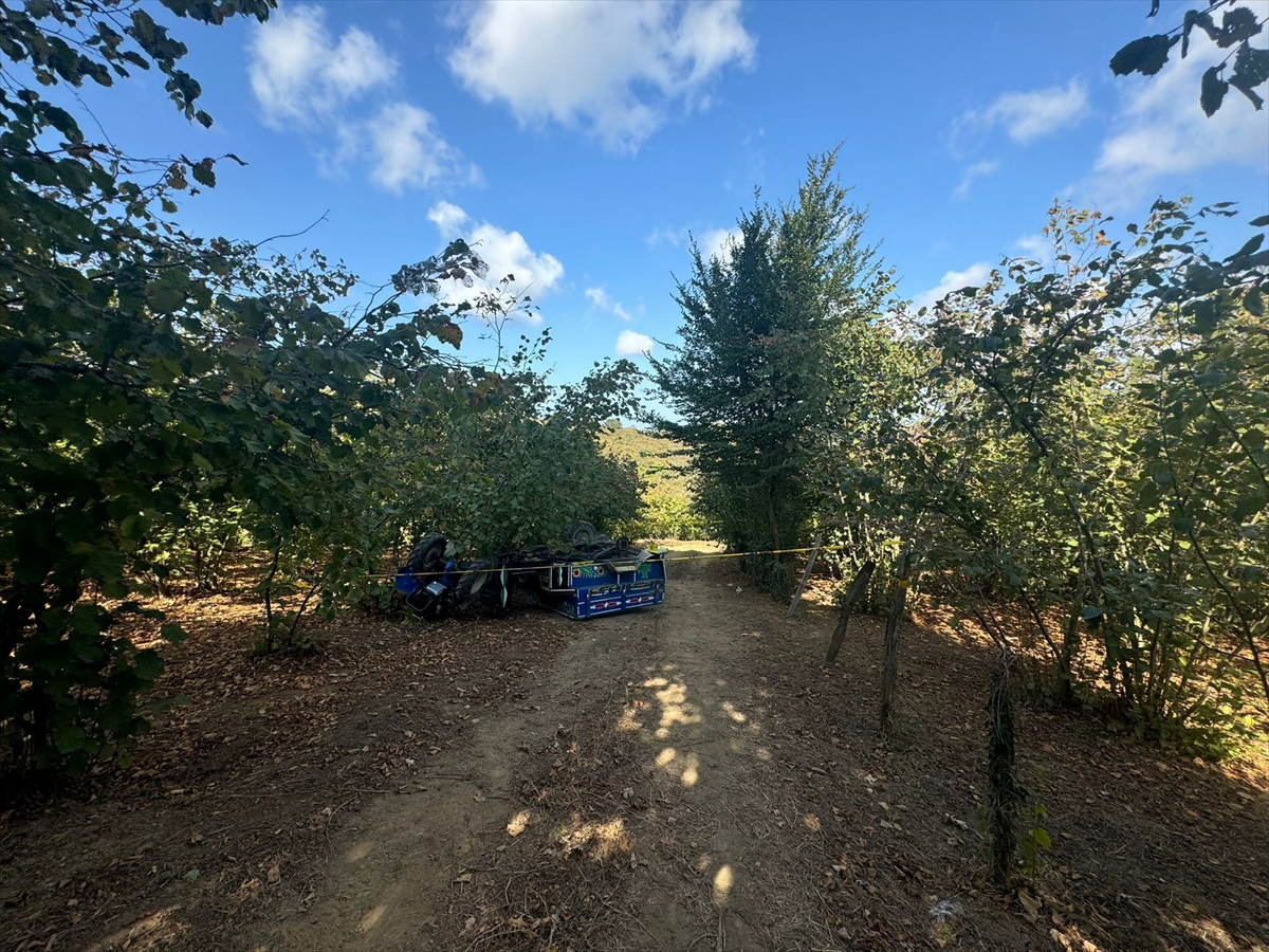 Sakarya'da tarım aracının devrilmesi sonucu 1 kişi öldü, 3 kişi yaralandı