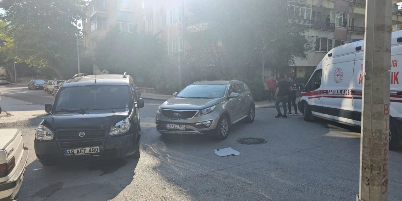 Çorum’da hafif ticari araç ile cipin çarpıştığı kazada 3 kişi yaralandı.