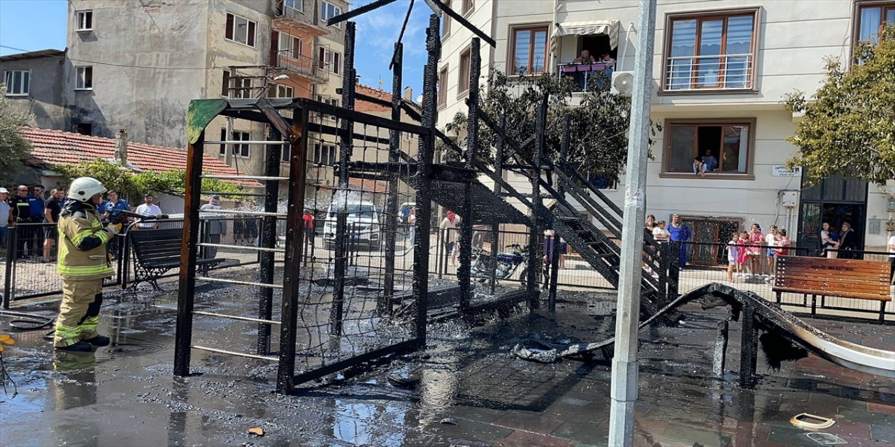 Bursa'nın Gemlik ilçesindeki bir çocuk parkında bulunan oyun grupları yandı.