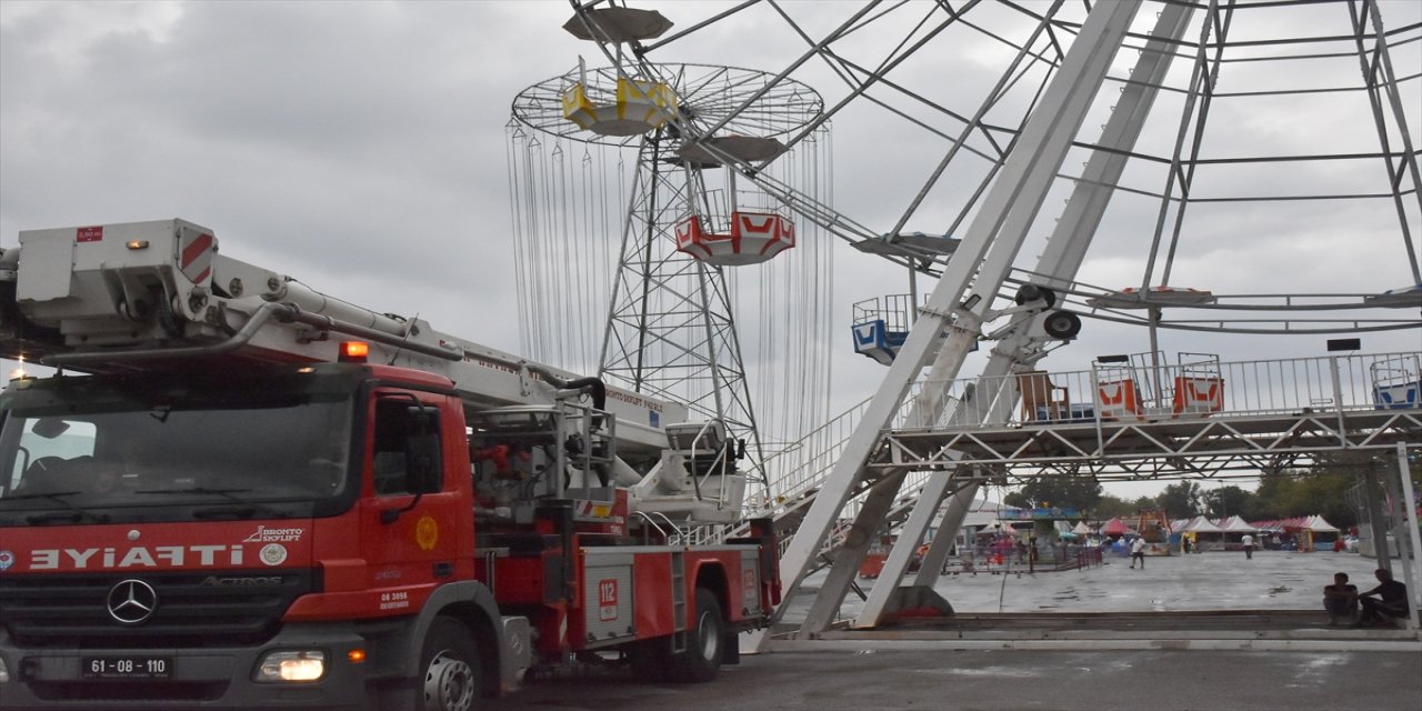 Trabzon'un Ortahisar ilçesinde, dönme dolapta mahsur kalan 20 kişi itfaiye ekiplerince kurtarıldı.