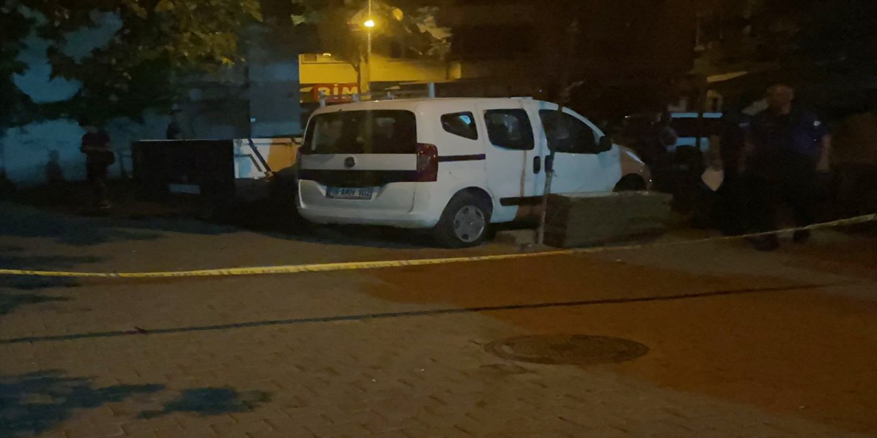 Bursa'nın Gemlik ilçesinde çıkan silahlı kavgada 3 kişi yaralandı.