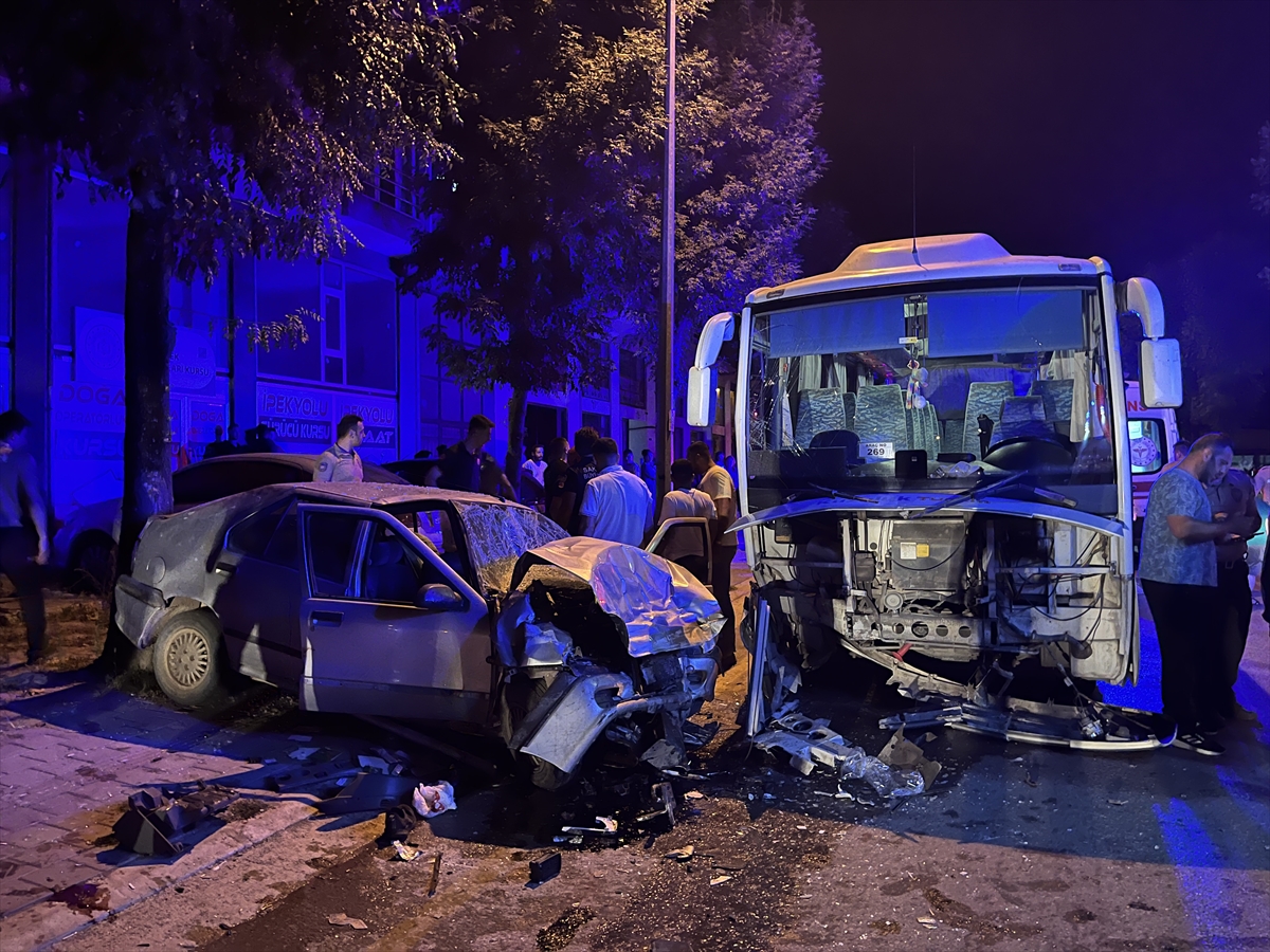 Sakarya'da işçi servisiyle otomobil çarpıştı, 3 kişi yaralandı