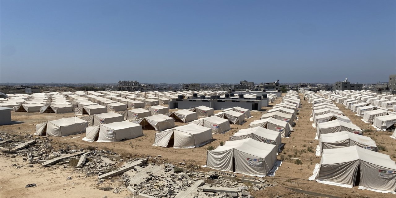 Cansuyu Derneğinin hayırseverlerin katkısıyla hazırladığı gıda maddelerini taşıyan 2 yardım tırı Gazze'ye ulaştı.