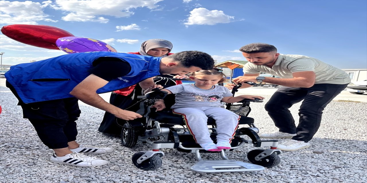 Konteyner kentte dede ve anneannesiyle yaşayan 7 yaşındaki otizimli Almira Türkcan'a akülü tekerlekli sandalye hediye edildi.