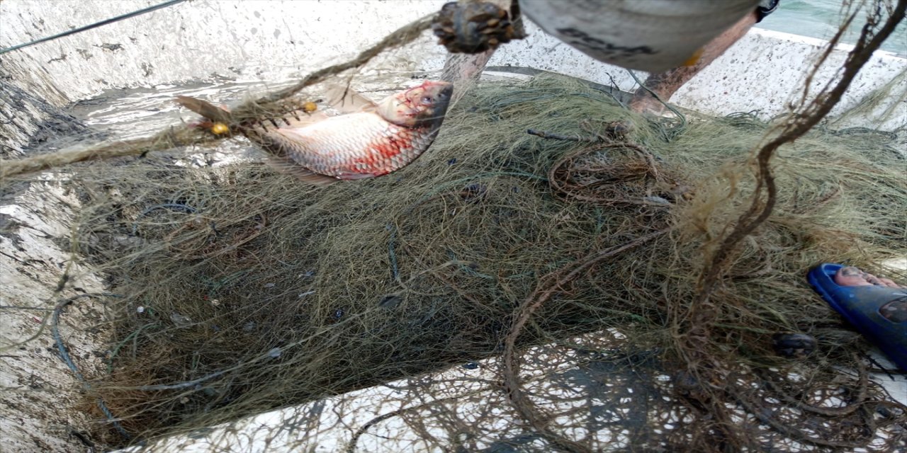 Devrekani ilçesinde baraj gölünden yaklaşık 2 bin metre uzunluğunda "hayalet ağ" olarak adlandırılan atık balık ağları çıkarıldı