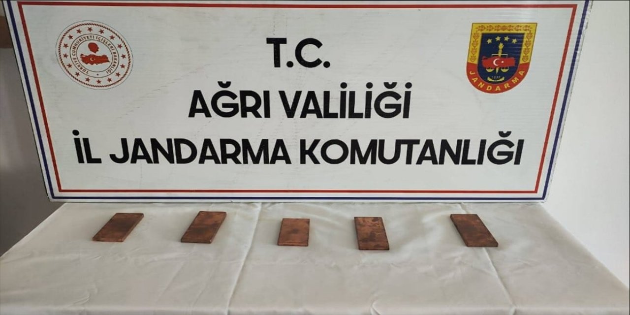 Ağrı'nın Doğubayazıt ilçesinde yapılan yol kontrol uygulamasında bir araçta 5 kilogram külçe altın ele geçirildi.