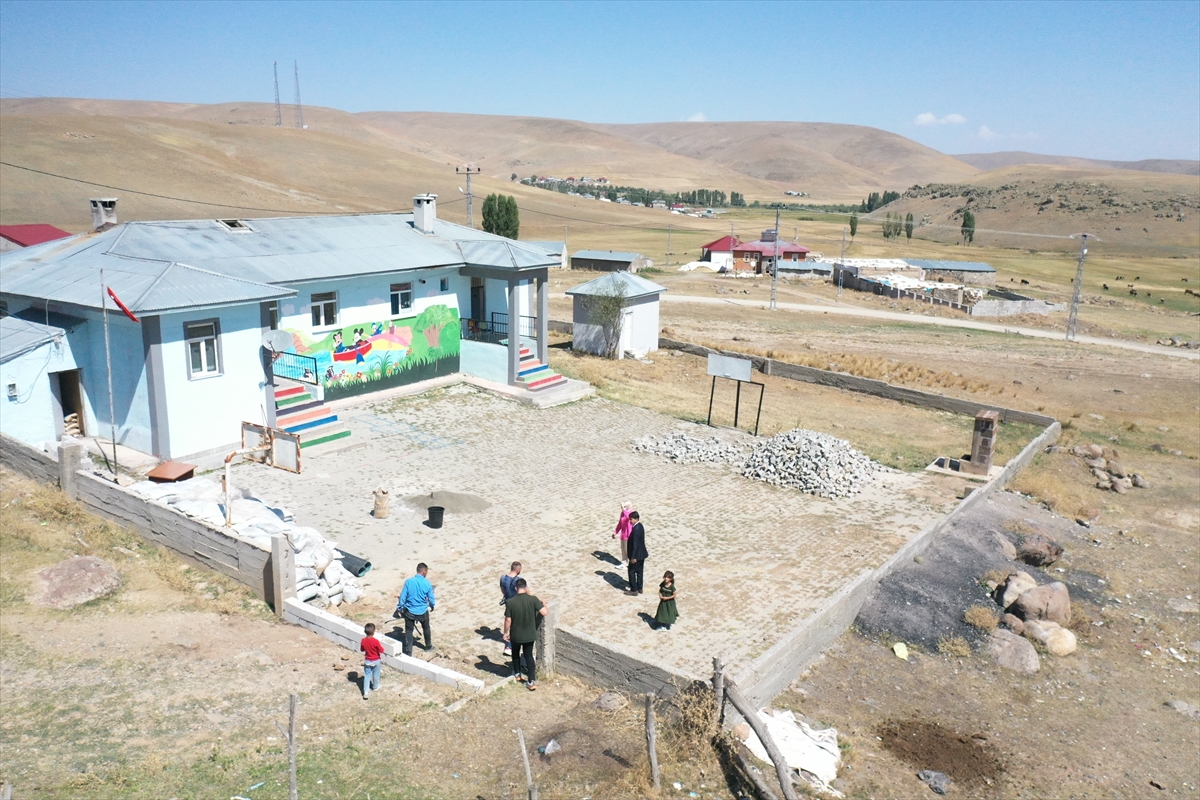 Ağrı Hamur’da köy okulları el birliğiyle yeni eğitim yılına hazırlanıyor