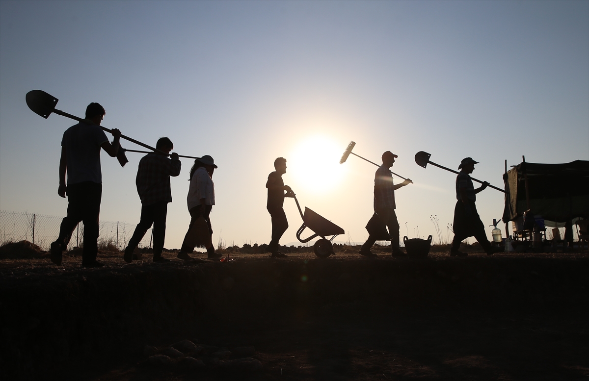 Domuztepe Höyüğü'nde 7 bin 600 yıllık çocuk ve bebek iskeletleri bulundu