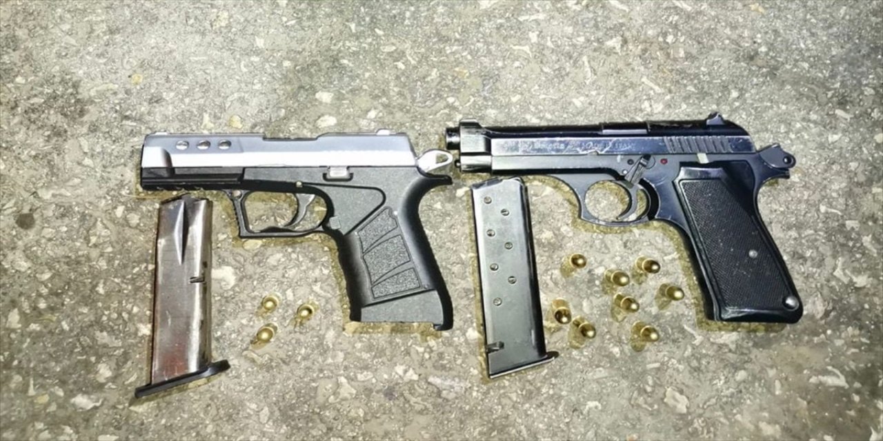 Çorum'da polis ekiplerince bir otomobilin teyp kısmına yapılan gizli bölmede 2 silah ele geçirildi.