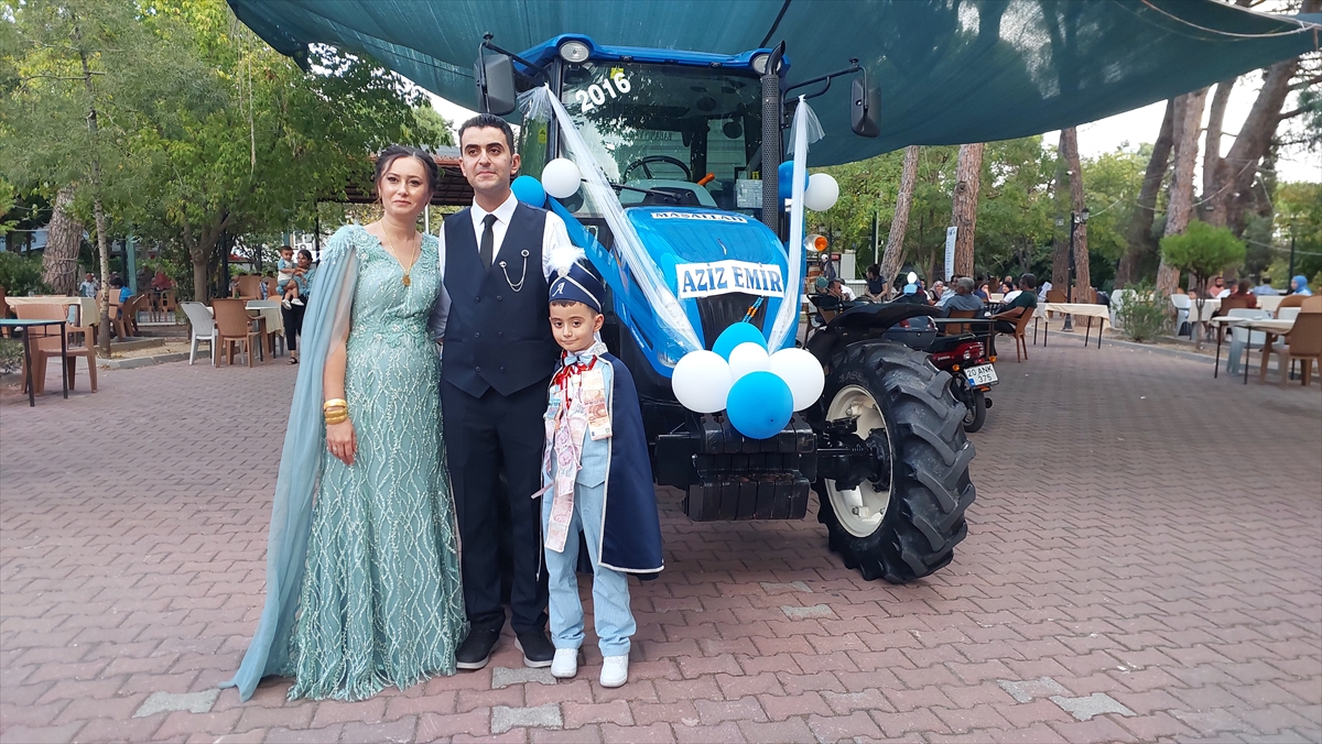 Buldan’da çiftçi ailenin sünnet aracı traktör oldu