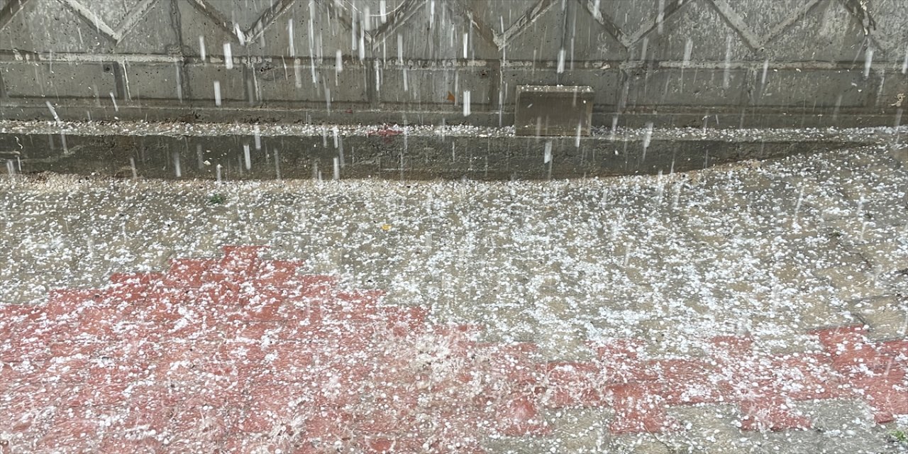 Eskişehir'de kuvvetli sağanak ve dolu hayatı olumsuz etkiledi.