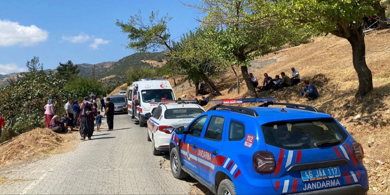 Kahramanmaraş'ın Türkoğlu ilçesinde sepetli motosikletin devrilmesi sonucu 1 kişi öldü, 2 kişi yaralandı.