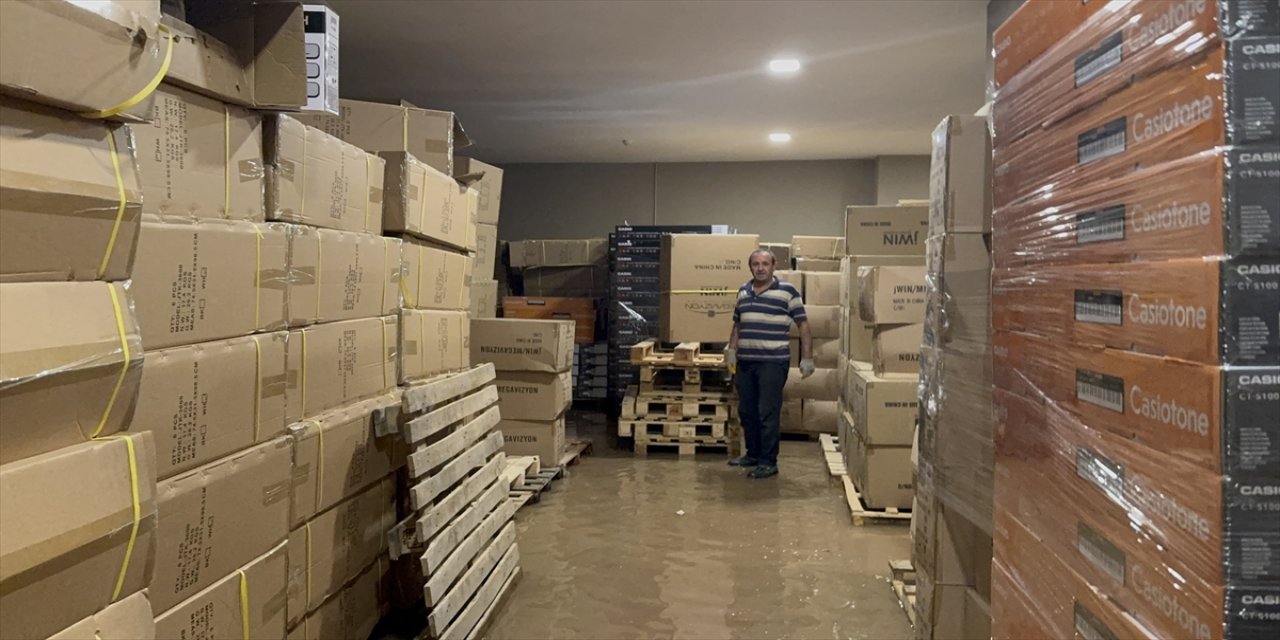 Sağanak nedeniyle Sultanbeyli'deki elektronik eşya ticareti yapan firmanın deposunu su bastı.