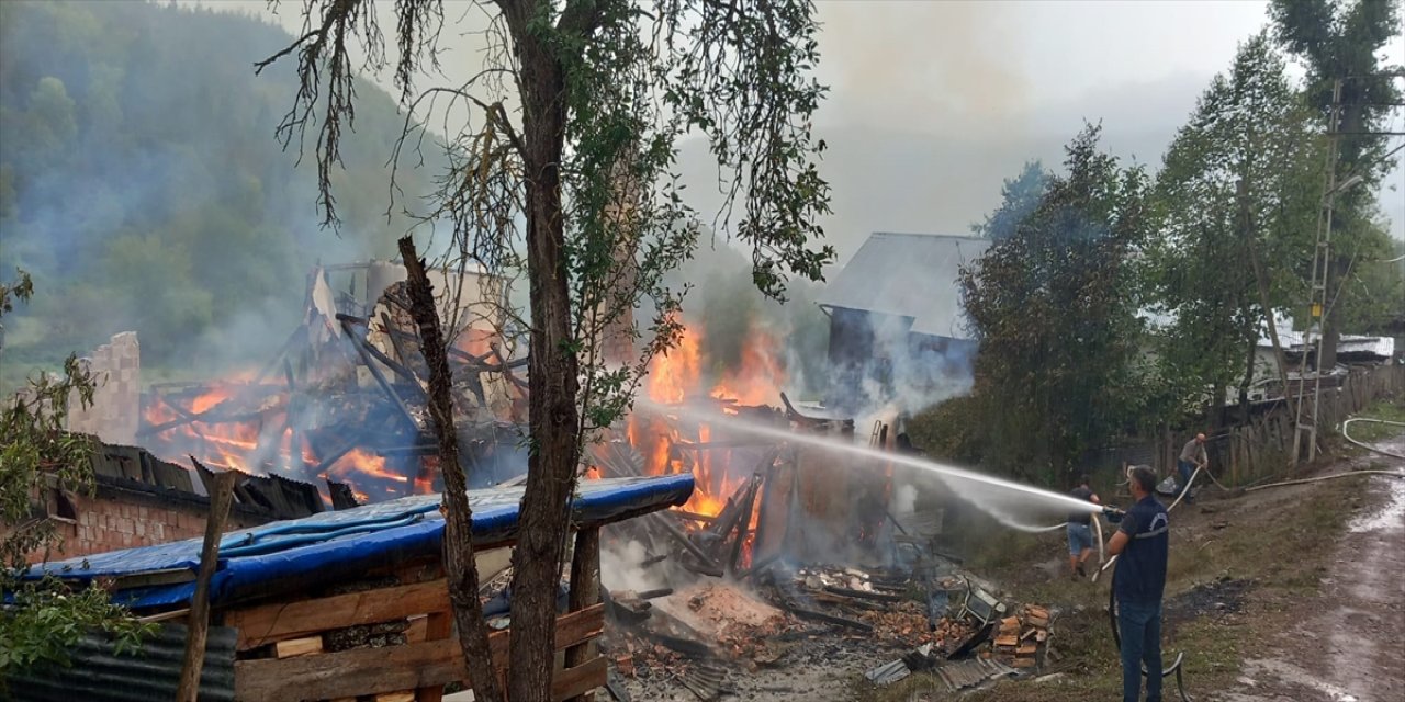 Kastamonu'nun Azdavay ilçesinde çıkan yangında 2 katlı ahşap ev ve samanlık kullanılamaz hale geldi.