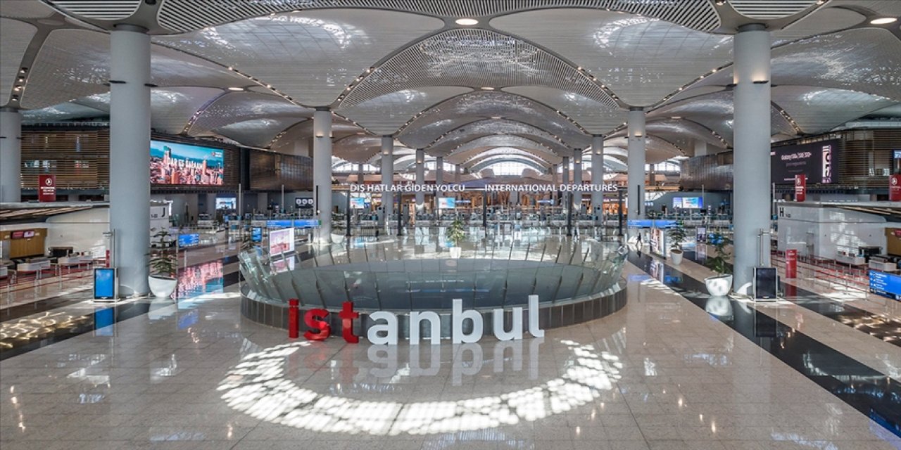 Selahattin Bilgen, İstanbul Havalimanı'nın ağustosta 46 bin 939 uçuşla, 7,7 milyon yolcuya ev sahipliği yaptığını duyurdu.