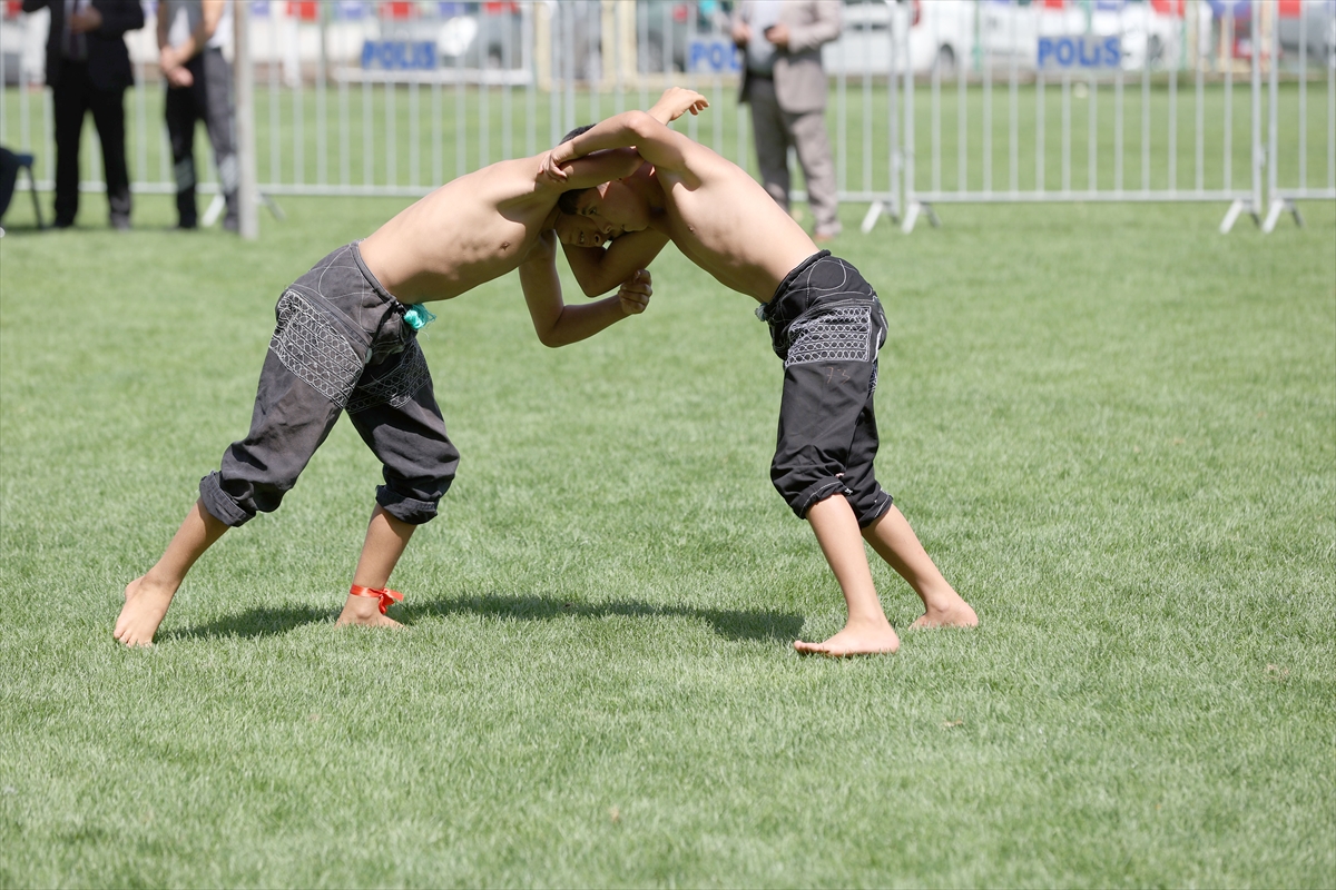 Sivas'ta 2. Uluslararası Muhsin Yazıcıoğlu Karakucak Güreş Festivali düzenlendi