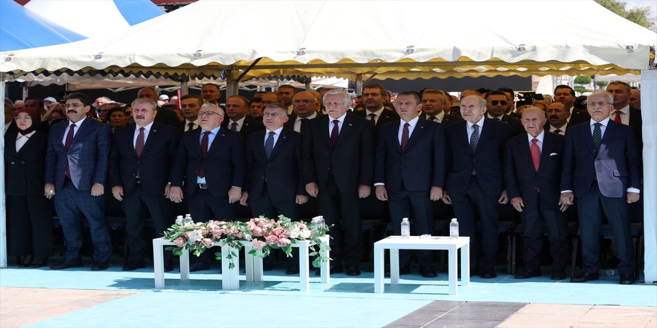 "Adımlarımızı, 105 yıl önce Sivas'ta atılan kararlara bağlılık içinde atıyoruz"