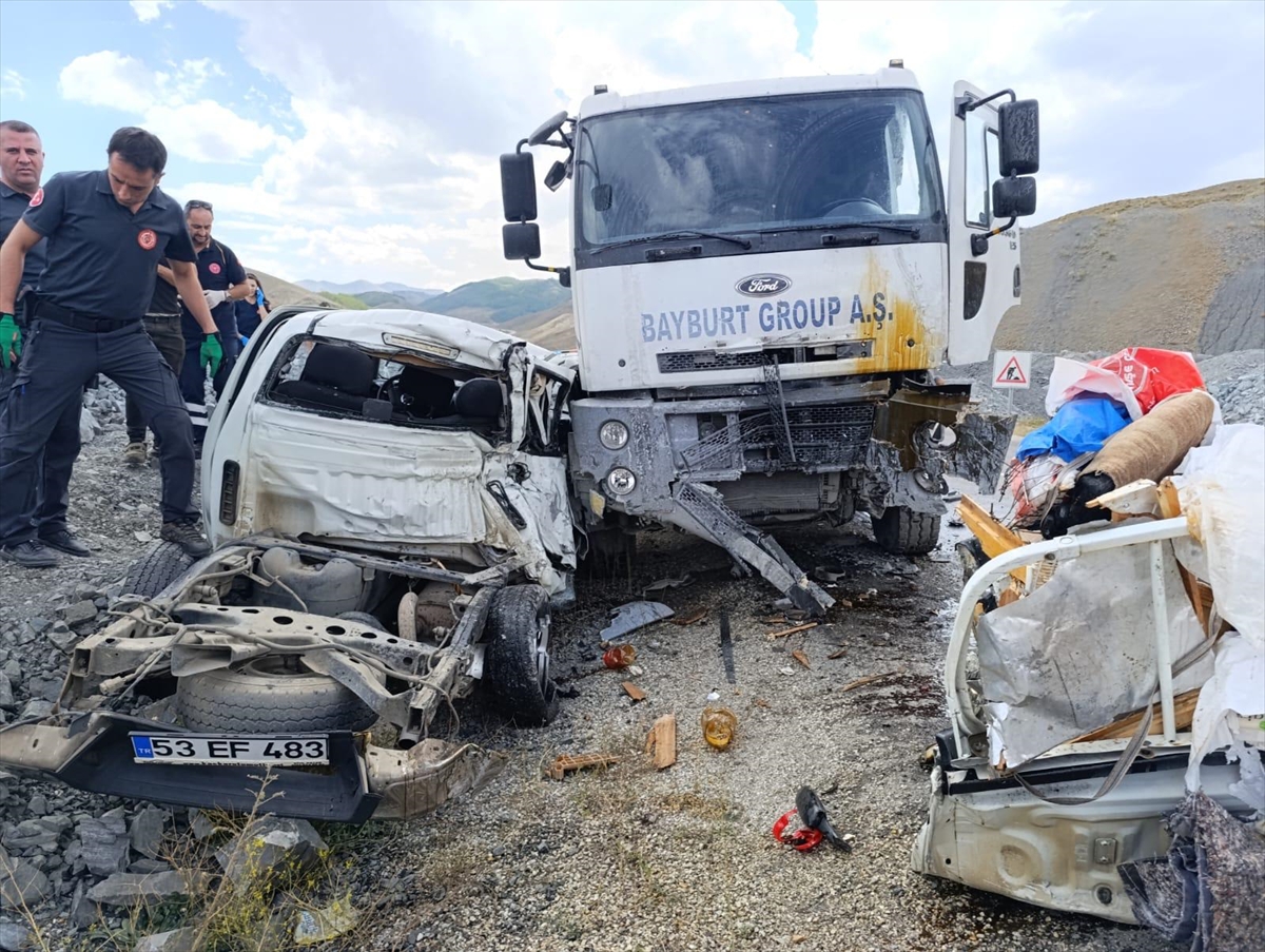 Erzurum'da hafriyat kamyonu ile pikabın çarpıştığı kazada 3 kişi öldü, 2 kişi yaralandı