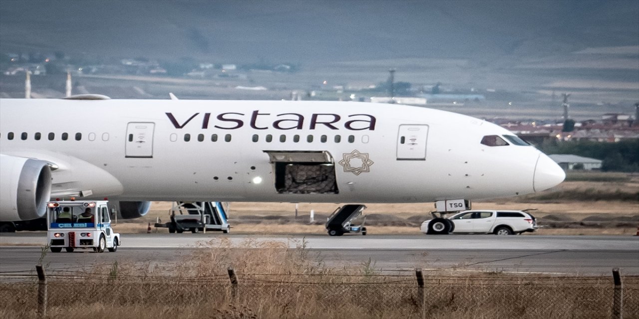 "Uçaktan yolcuların tahliyesinin ardından 2 bomba imha uzmanımız şu anda uçağın içerisinde arama çalışmalarına devam ediyor."