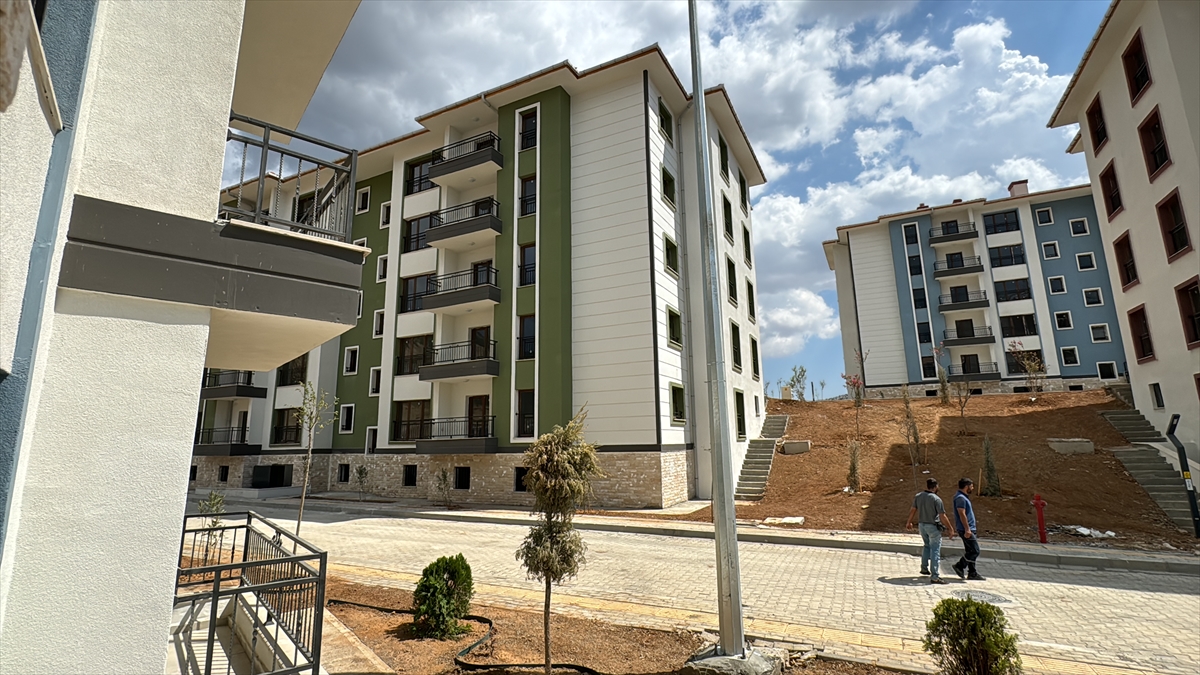 Depremin etkilediği Sincik'te kalıcı konutların yapımı sürüyor