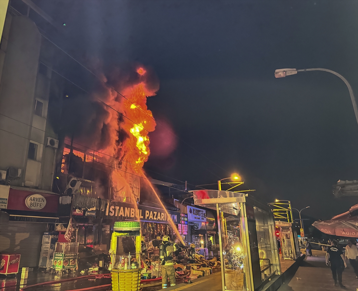 Bursa'nın Osmangazi ilçesindeki alışveriş merkezinde çıkan yangın nedeniyle 2 otel boşaltıldı