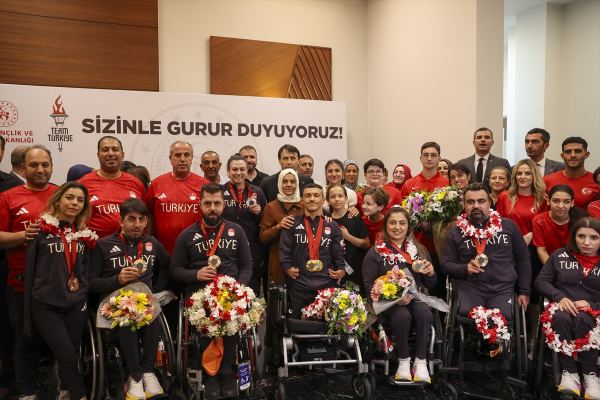 Paralimpik Oyunları'nda "tarih yazan" sporcular Türkiye'ye döndü