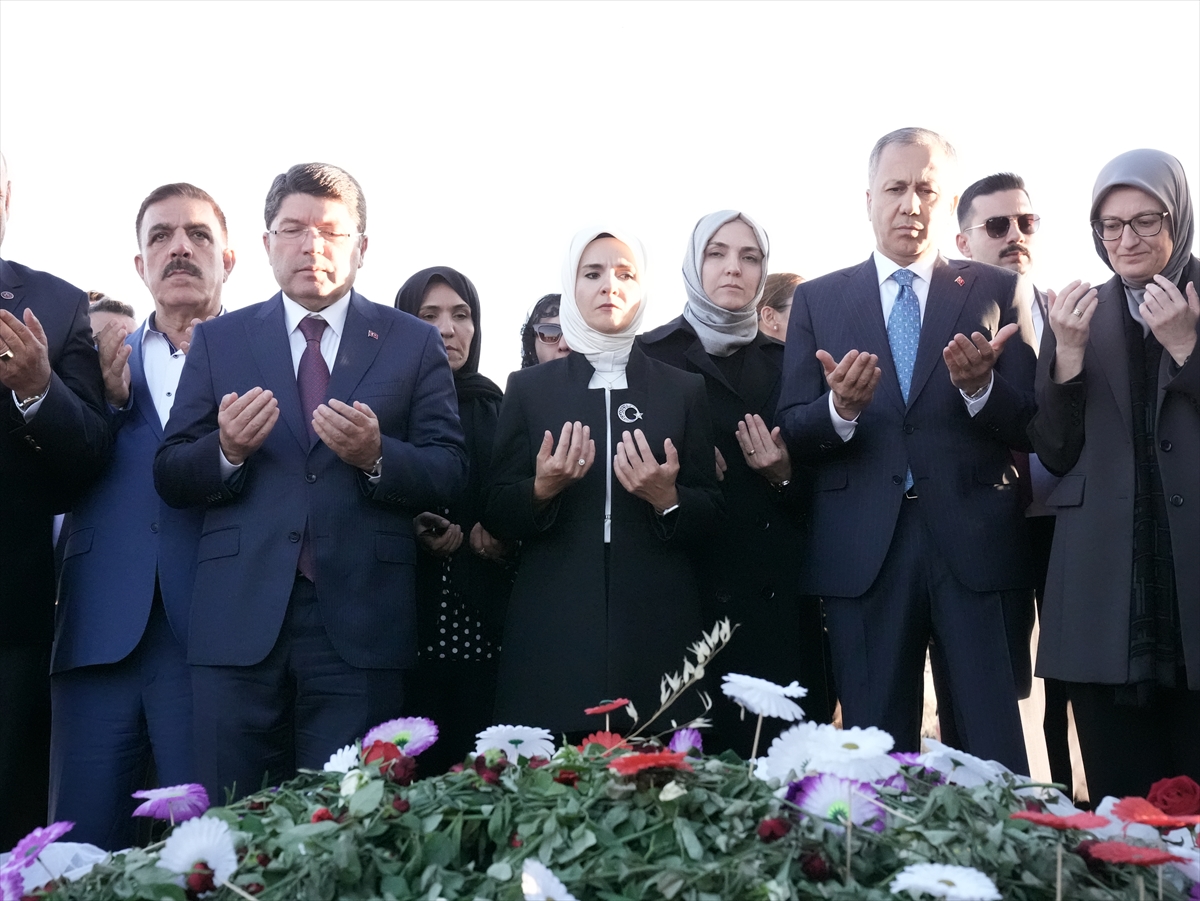 Bakanlar, Narin Güran'ın kabrini ziyaret etti