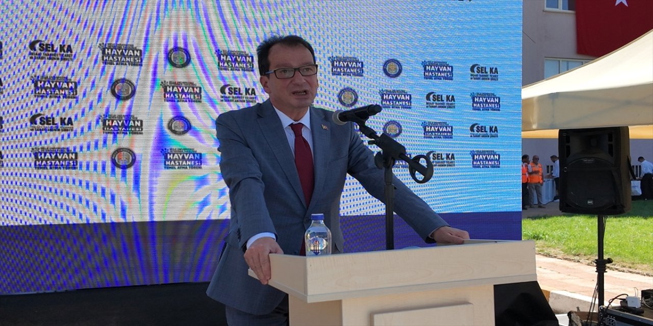 Diyarbakır'da Dicle Üniversitesi (DÜ) Veteriner Fakültesi Hayvan Hastanesi Temel Atma Töreni düzenlendi.