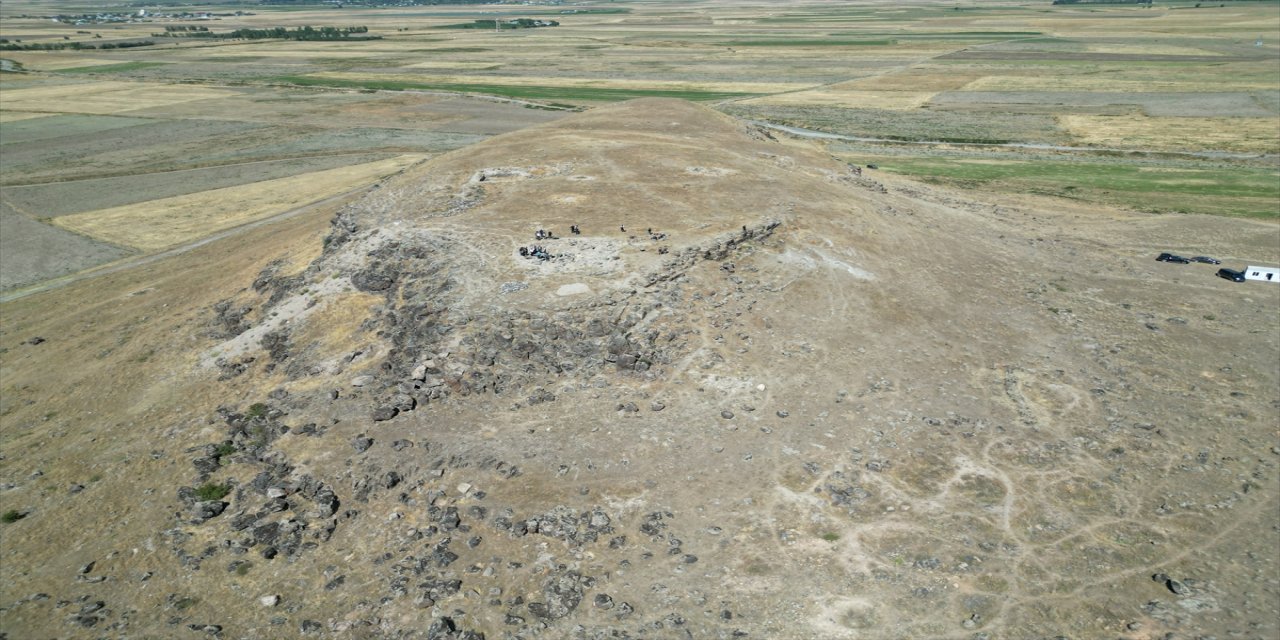Van'ın Muradiye ilçesinde Urartular döneminde yapılan Körzüt Kalesi kalıntısında arkeolojik kazılar devam ediyor.