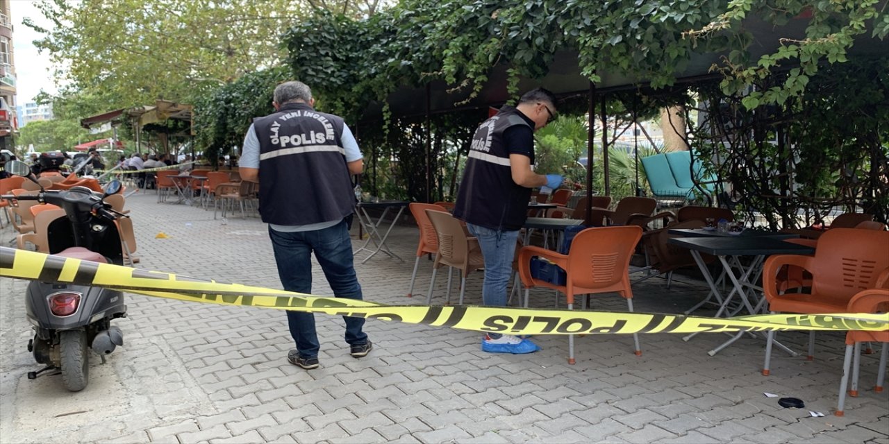 Balıkesir'in Edremit ilçesinde bir şüphelinin silahla ateş etmesi sonucu husumetlisinin aralarında olduğu 6 kişi yaralandı.