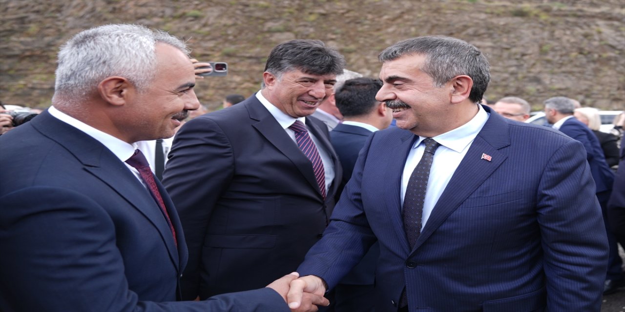 "Bu bölgede yaşayan hemşehrilerimizin ürettikleri yöresel ürünleri pazarlayabilecekleri böyle nezih alanlara ihtiyacı vardı."