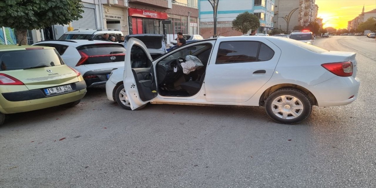 Çorum'un Alaca ilçesinde park halindeki 3 otomobile çarpan otomobilin sürücüsü yaralandı.