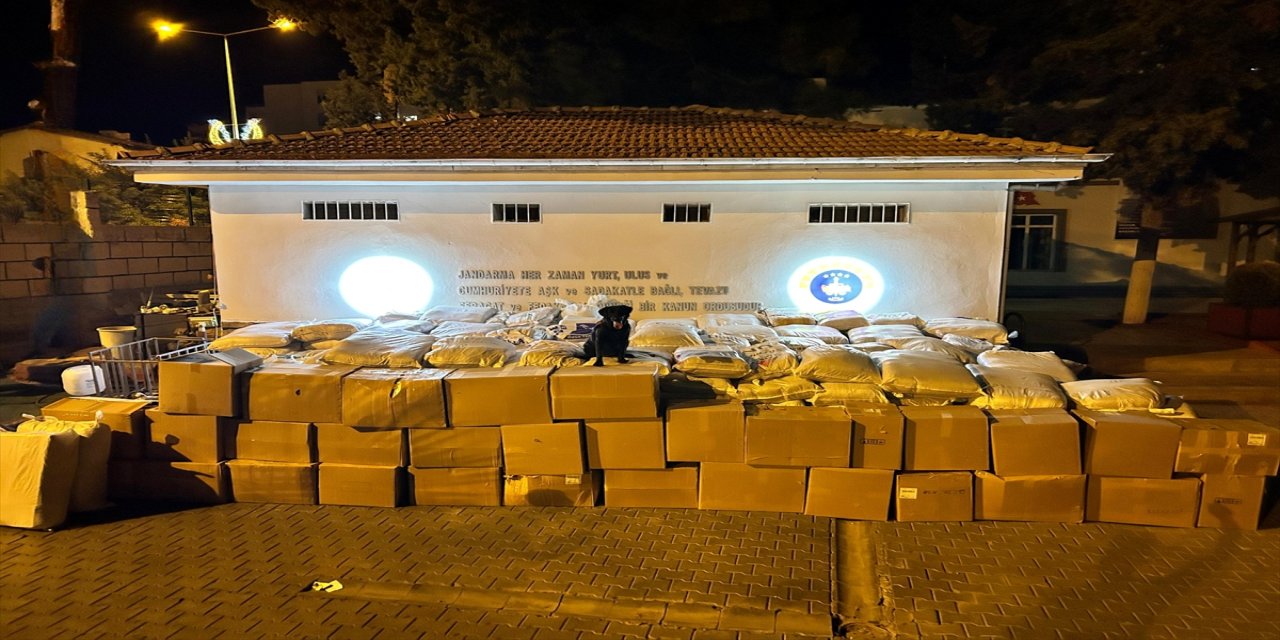 Gaziantep'te bir araçta 11 ton 100 kilogram kaçak tütün ele geçirildi, 3 şüpheli gözaltına alındı.