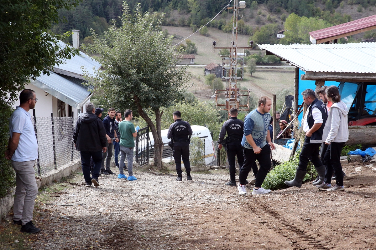 Kastamonu'da 18 yıl önce kaybolan kadının oğlunun evinin bahçesi kepçeyle aranıyor