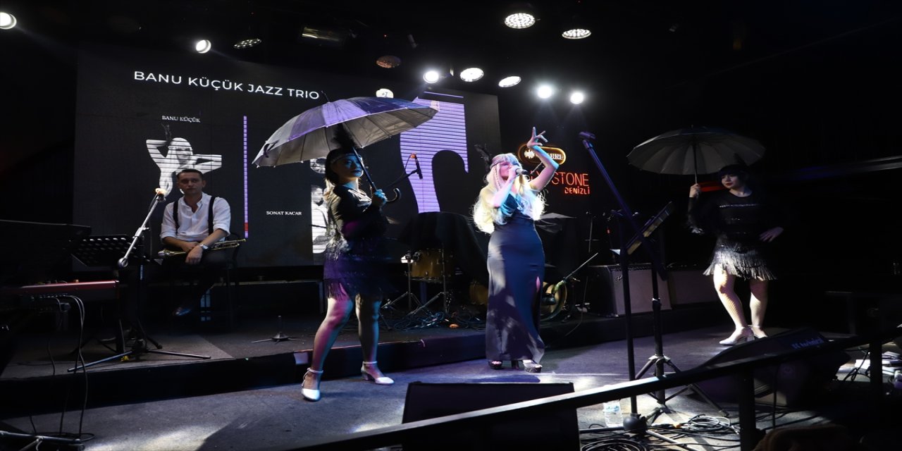 Denizli'de Pamukkale Filarmoni Derneğince düzenlenen caz festivalinde sanatçılar Timuçin Şahin ve Banu Küçük sahne aldı.