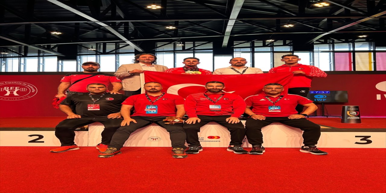 Kaan Kahriman, İspanya'da düzenlenen Gençler Dünya Halter Şampiyonası'nda 67 kiloda 1 altın, 2 gümüş madalya kazandı.