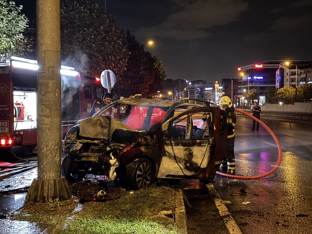Bursa'da direğe çarpıp alev alan hafif ticari aracın sürücüsü yaralandı
