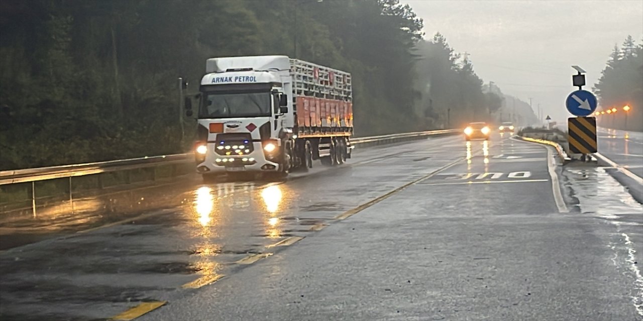 D-100 kara yolunun Bolu Dağı geçişinde sağanak ulaşımı olumsuz etkiledi.